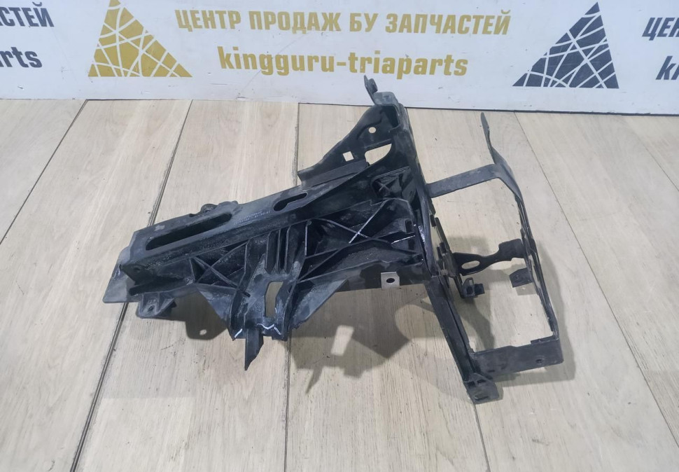 Кронштейн под фару левый BMW 5 F10 OEM 51647200793 Кронштейн под фару левый BMW 5 F10 OEM 51647200793