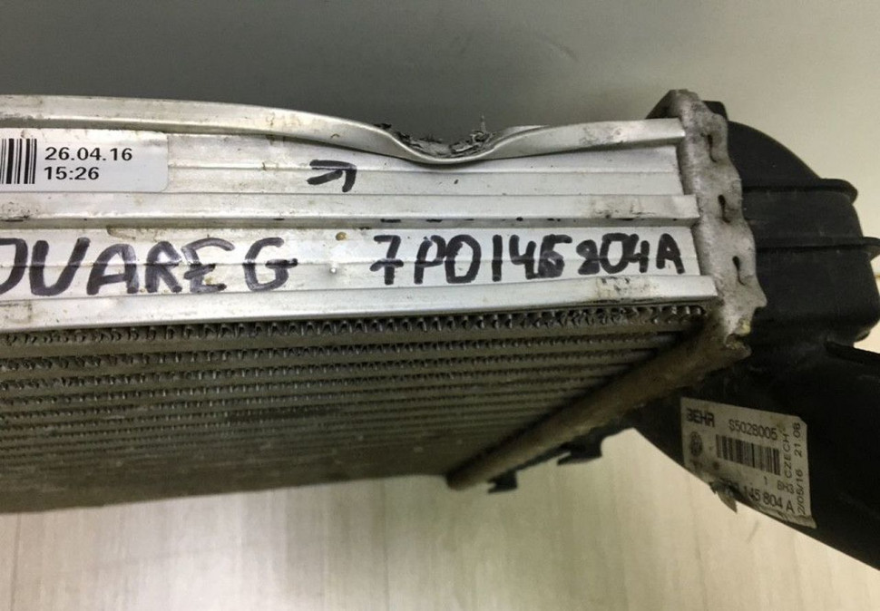 Интеркулер правый Volkswagen Touareg NF oem 7P0145804A (мал.вмятины)