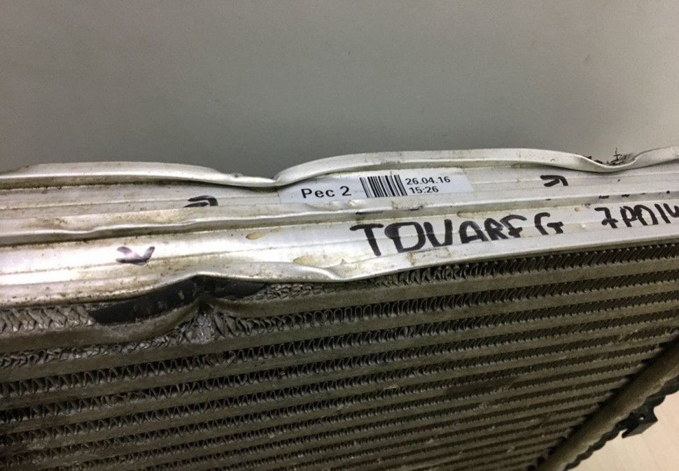 Интеркулер правый Volkswagen Touareg NF oem 7P0145804A (мал.вмятины)