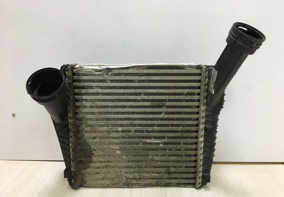 Интеркулер правый Volkswagen Touareg NF oem 7P0145804A (мал.вмятины)