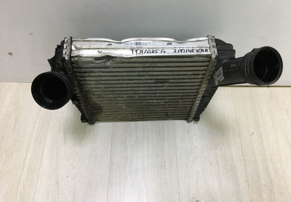 Интеркулер правый Volkswagen Touareg NF oem 7P0145804A (мал.вмятины) Интеркулер правый Volkswagen Touareg NF oem 7P0145804A (мал.вмятины)