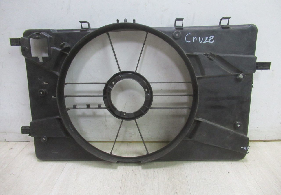 Диффузор вентилятора Chevrolet Cruze (09>) oem 5260109613 (скл-3)