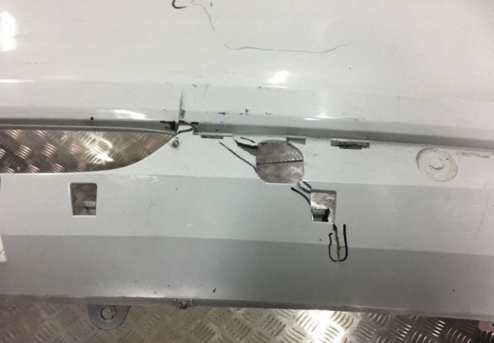 Бампер задний Lada Vesta oem 8450006699 (мал.трещины) (скл-3)