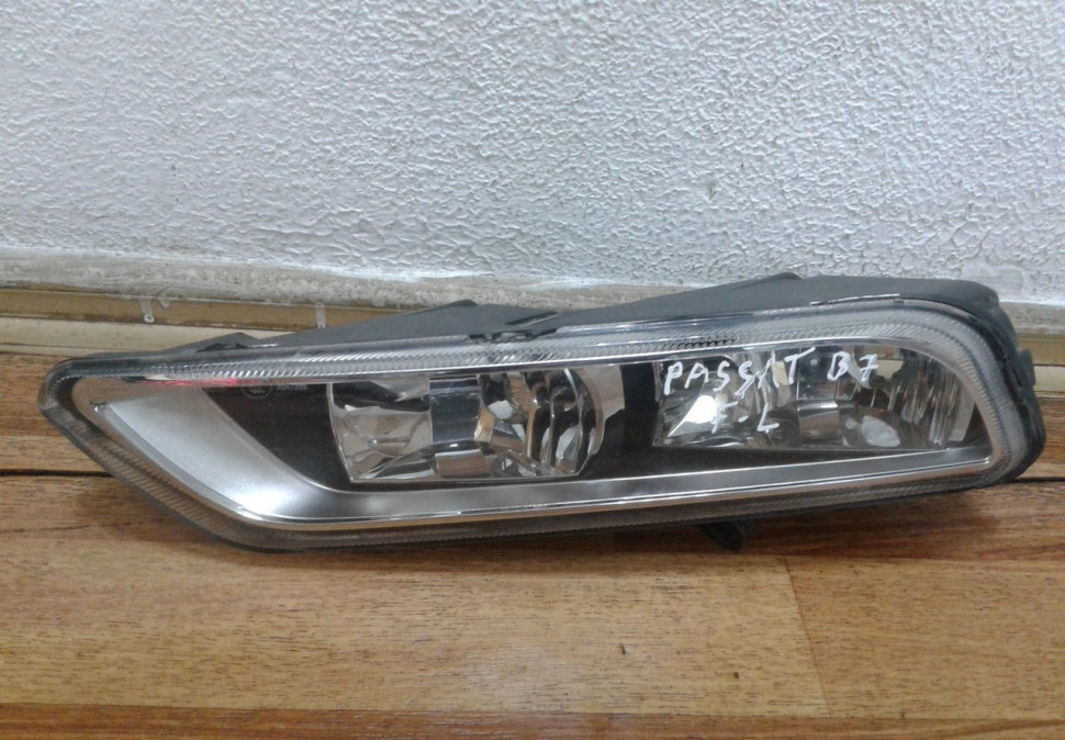 Фара птф левая Volkswagen Passat B8 (сломаны крепл.)