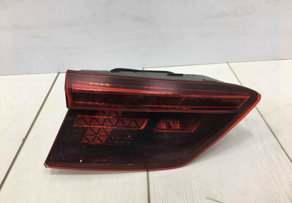 Фонарь левый внутренний LED Volkswagen Tiguan 2 дорест 16-20 oem 5NA945307D