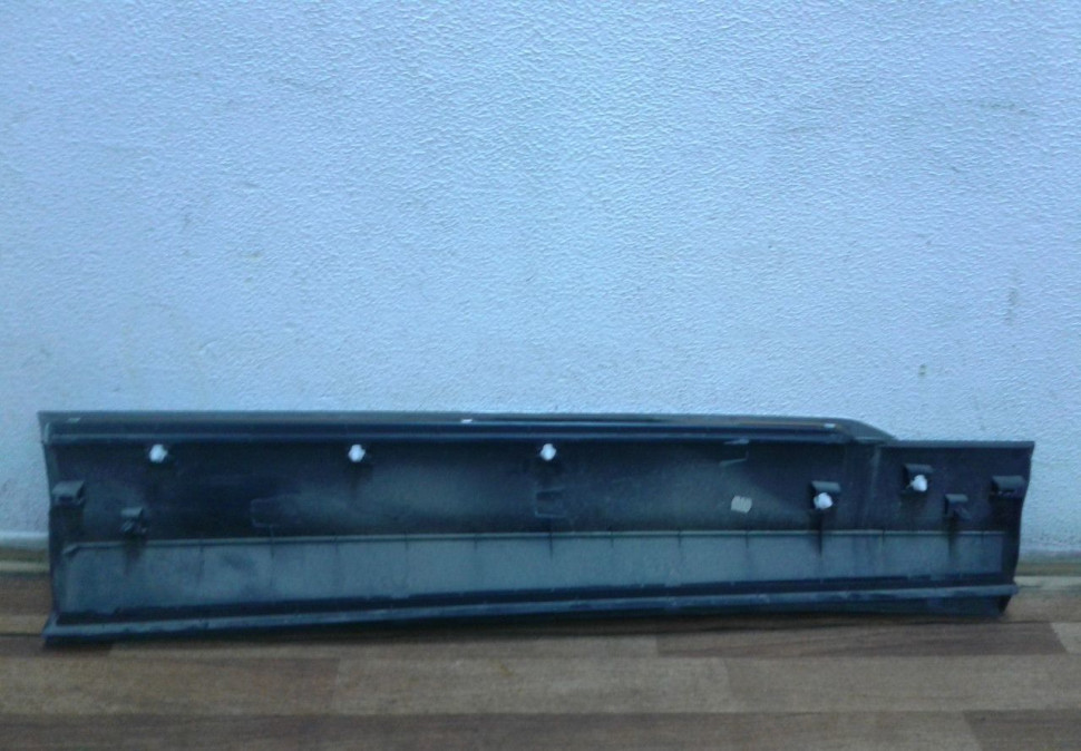 Молдинг двери передний левый Volkswagen Tiguan 2 oem 5NA854939 (трещина) Молдинг двери передний левый Volkswagen Tiguan 2 oem 5NA854939 (трещина)