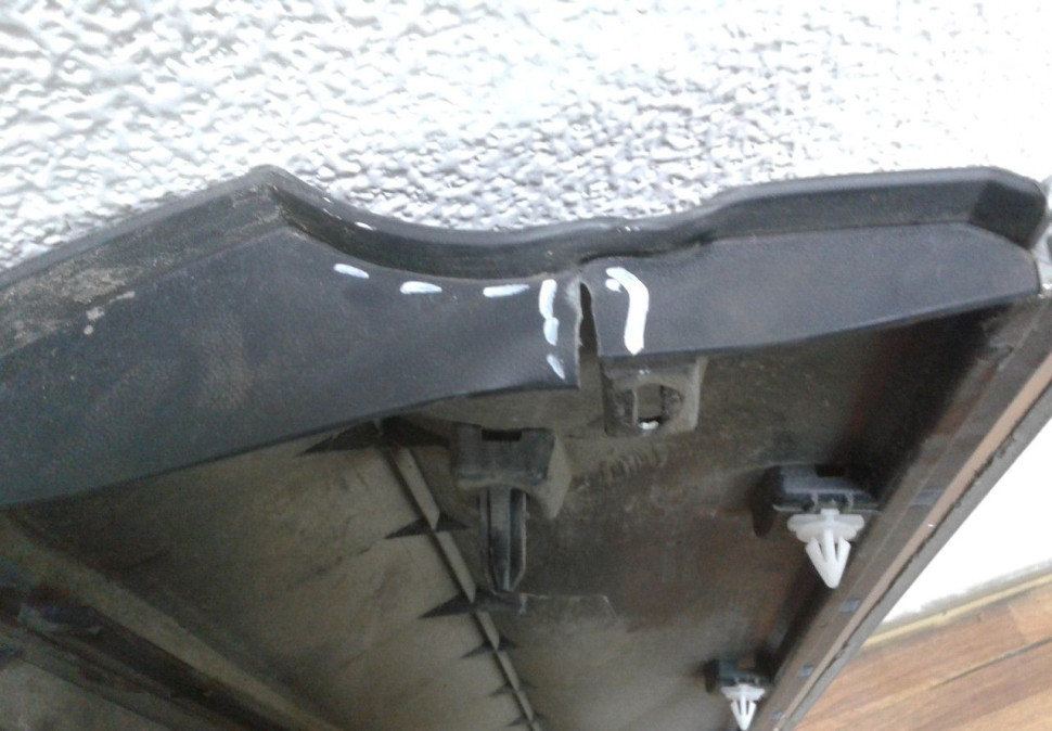 Молдинг двери передний левый Volkswagen Tiguan 2 oem 5NA854939 (трещина) Молдинг двери передний левый Volkswagen Tiguan 2 oem 5NA854939 (трещина)