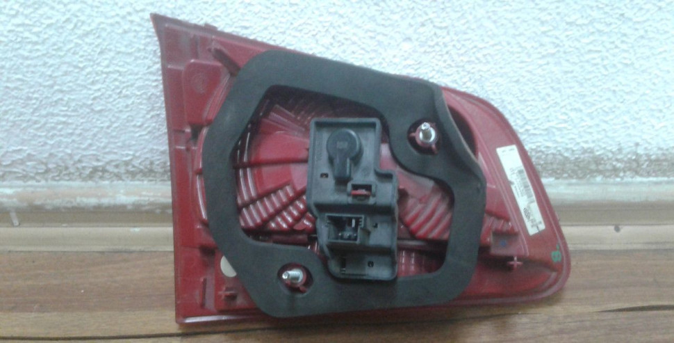 Фонарь правый внутренний Volkswagen Touareg NF oem 7p6945094c Фонарь правый внутренний Volkswagen Touareg NF oem 7p6945094c