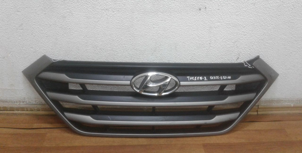 Решетка радиатора Hyundai Tucson 3 oem 86351d7000(трещина)