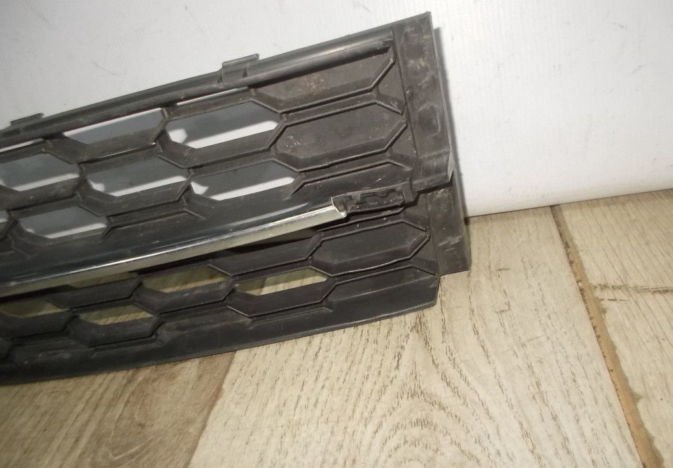 Решетка переднего бампера бу Skoda Octavia A7 рестайлинг OEM 5E0853677K