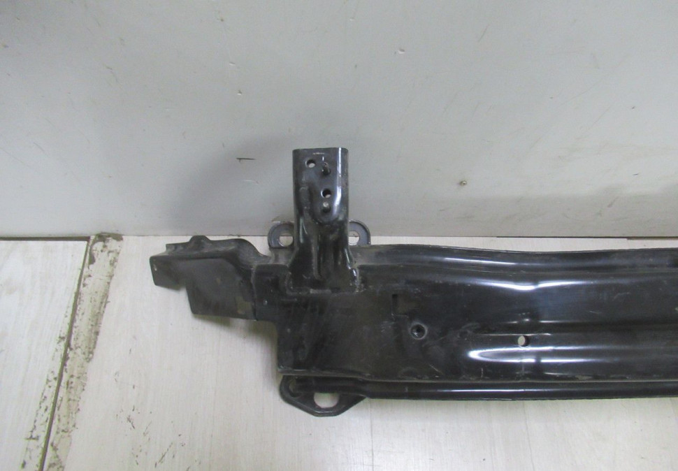 Усилитель переднего бампера Hyudai Santa Fe 3 oem 865302w0000