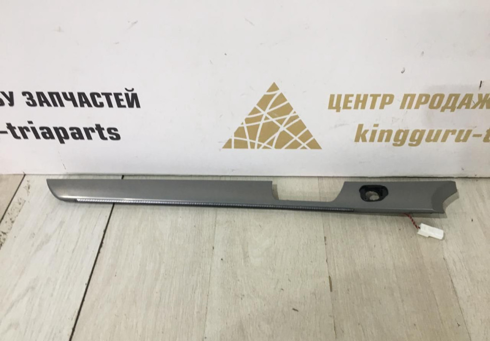 Накладка на обшивку передней левой двери Kia Sorento 2 09-21 oem 823322P030 Накладка на обшивку передней левой двери Kia Sorento 2 09-21 oem 823322P030