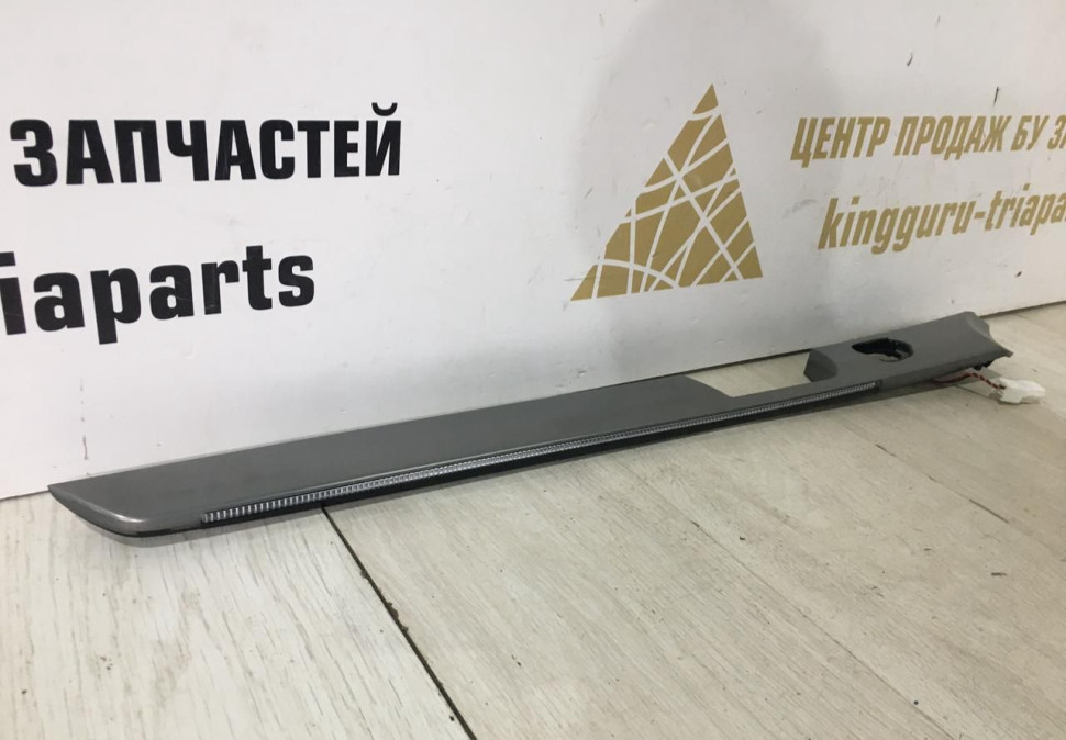 Накладка на обшивку передней левой двери Kia Sorento 2 09-21 oem 823322P030 Накладка на обшивку передней левой двери Kia Sorento 2 09-21 oem 823322P030