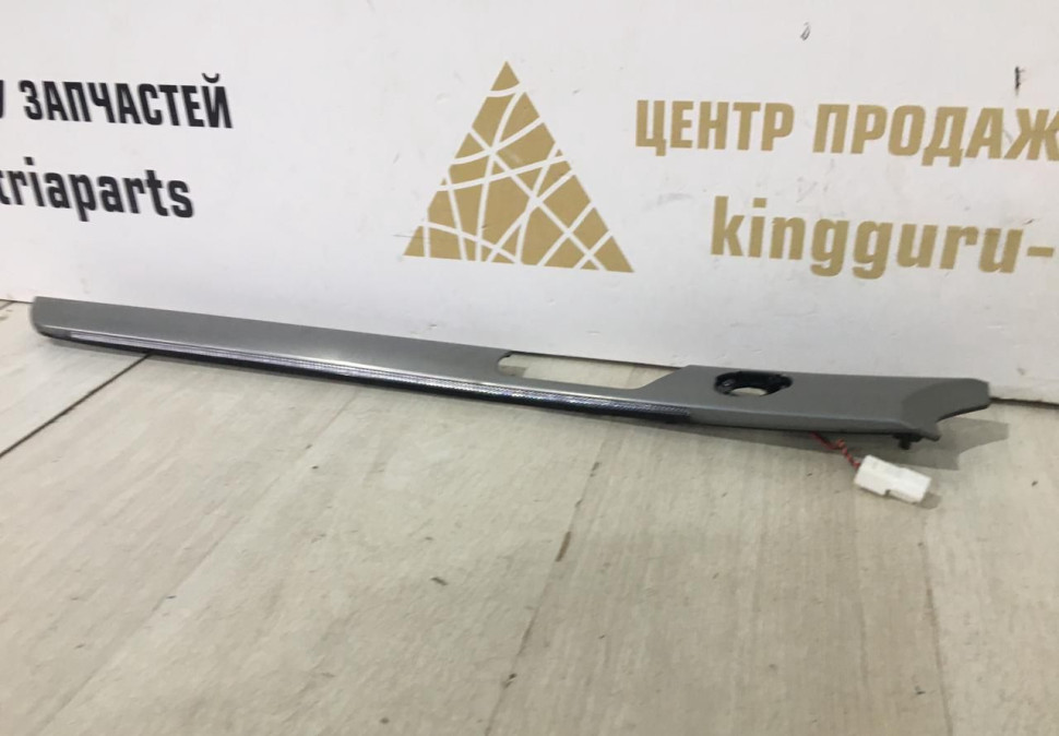 Накладка на обшивку передней левой двери Kia Sorento 2 09-21 oem 823322P030 Накладка на обшивку передней левой двери Kia Sorento 2 09-21 oem 823322P030