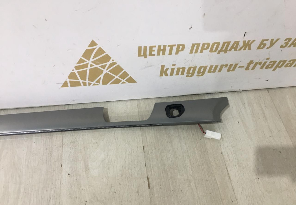 Накладка на обшивку передней левой двери Kia Sorento 2 09-21 oem 823322P030 Накладка на обшивку передней левой двери Kia Sorento 2 09-21 oem 823322P030