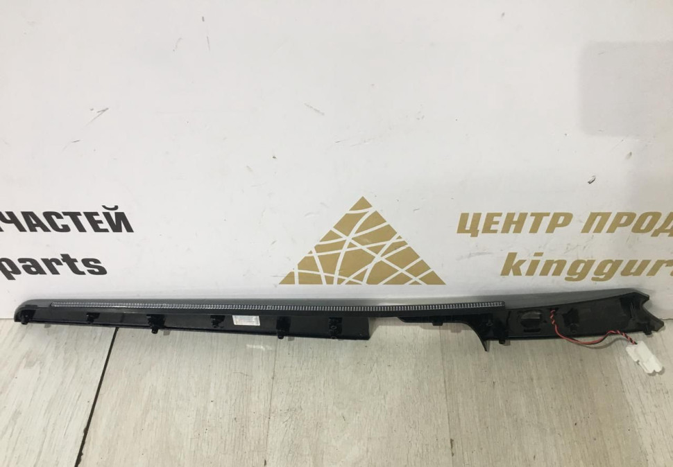 Накладка на обшивку передней левой двери Kia Sorento 2 09-21 oem 823322P030 Накладка на обшивку передней левой двери Kia Sorento 2 09-21 oem 823322P030