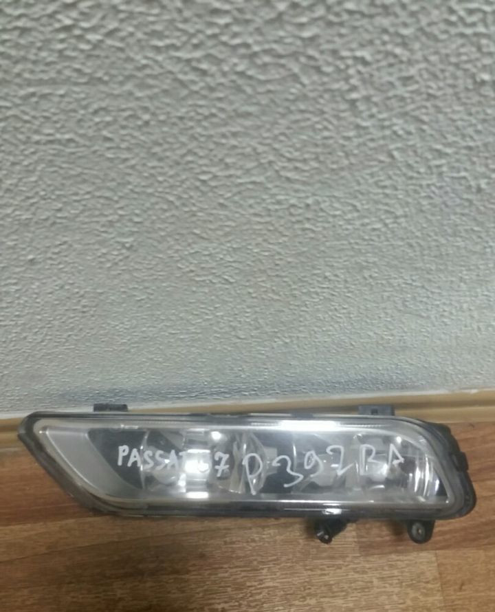 ПТФ передняя левая Volkswagen Passat B7 (сломан 1 крепёж)