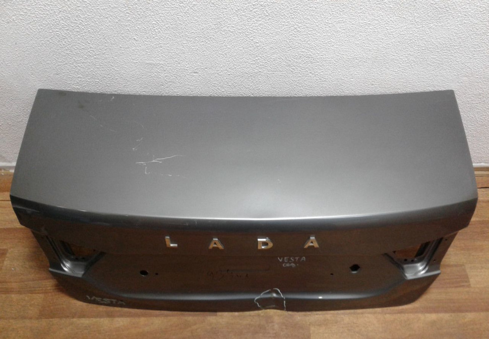 Крышка багажника Lada Vesta (15>) (вмятина) (скл-3) Крышка багажника Lada Vesta (15>) (вмятина) (скл-3)