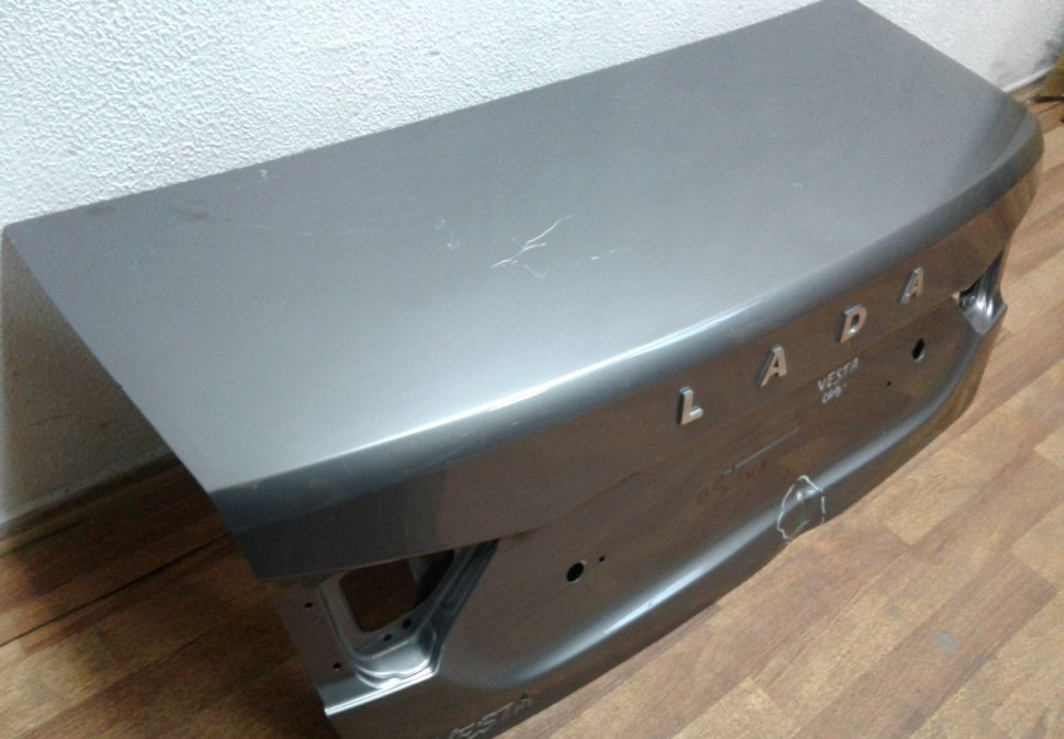 Крышка багажника Lada Vesta (15>) (вмятина) (скл-3) Крышка багажника Lada Vesta (15>) (вмятина) (скл-3)