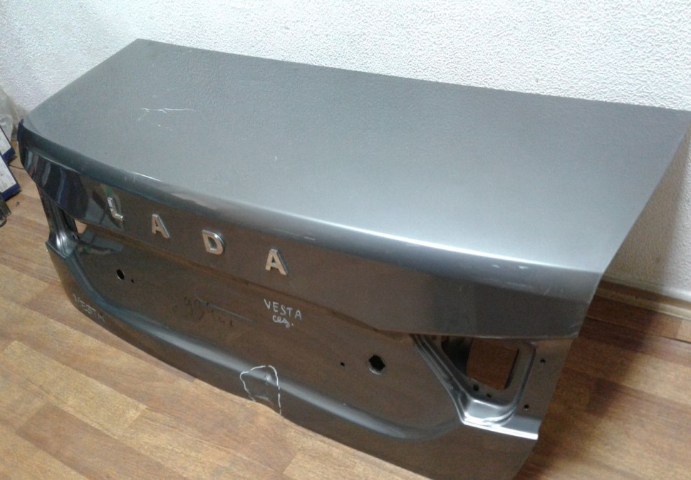 Крышка багажника Lada Vesta (15>) (вмятина) (скл-3) Крышка багажника Lada Vesta (15>) (вмятина) (скл-3)