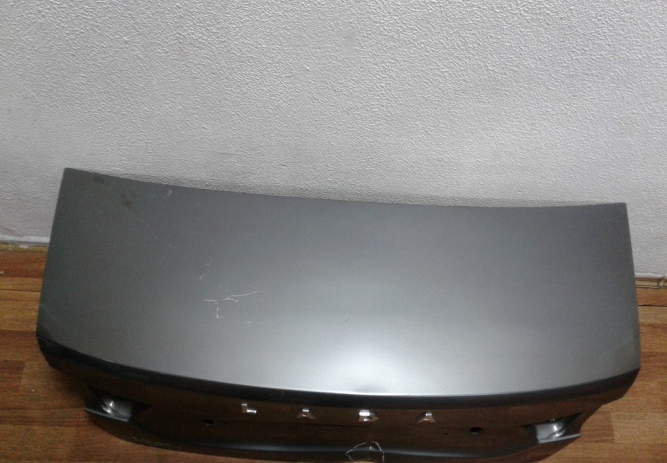 Крышка багажника Lada Vesta (15>) (вмятина) (скл-3) Крышка багажника Lada Vesta (15>) (вмятина) (скл-3)