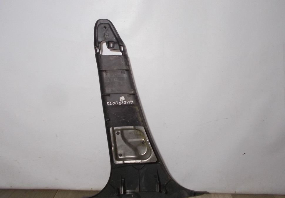 Обивка центральной стойки правая Renault Duster OEM 8200823419 Обивка центральной стойки правая Renault Duster OEM 8200823419