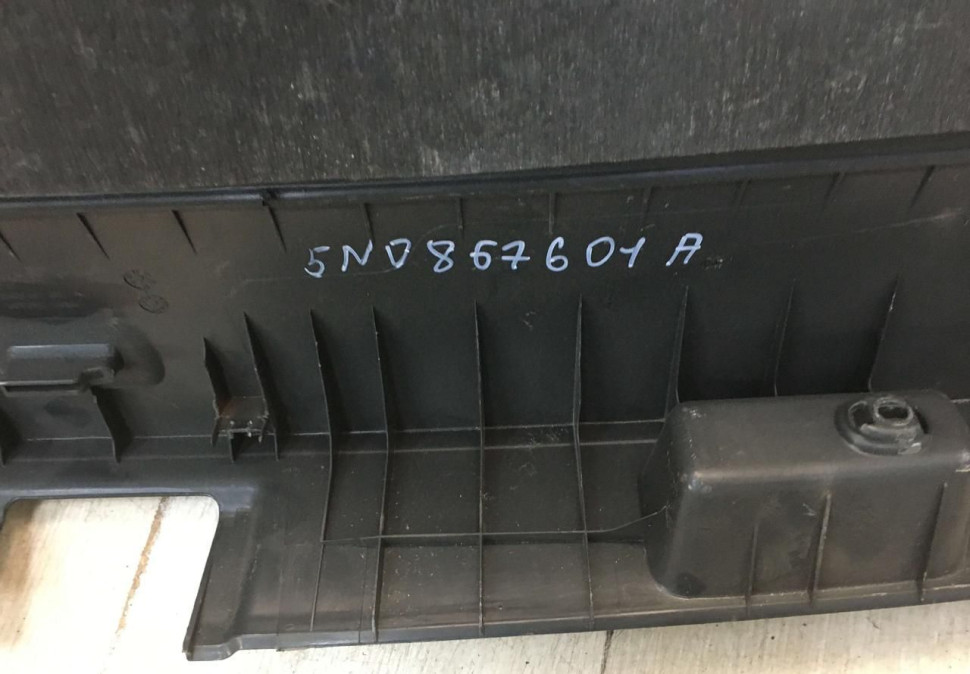 Обивка крышки багажника Volkswagen Tiguan 1 2010-2016 oem 5n0867601a Обивка крышки багажника Volkswagen Tiguan 1 2010-2016 oem 5n0867601a