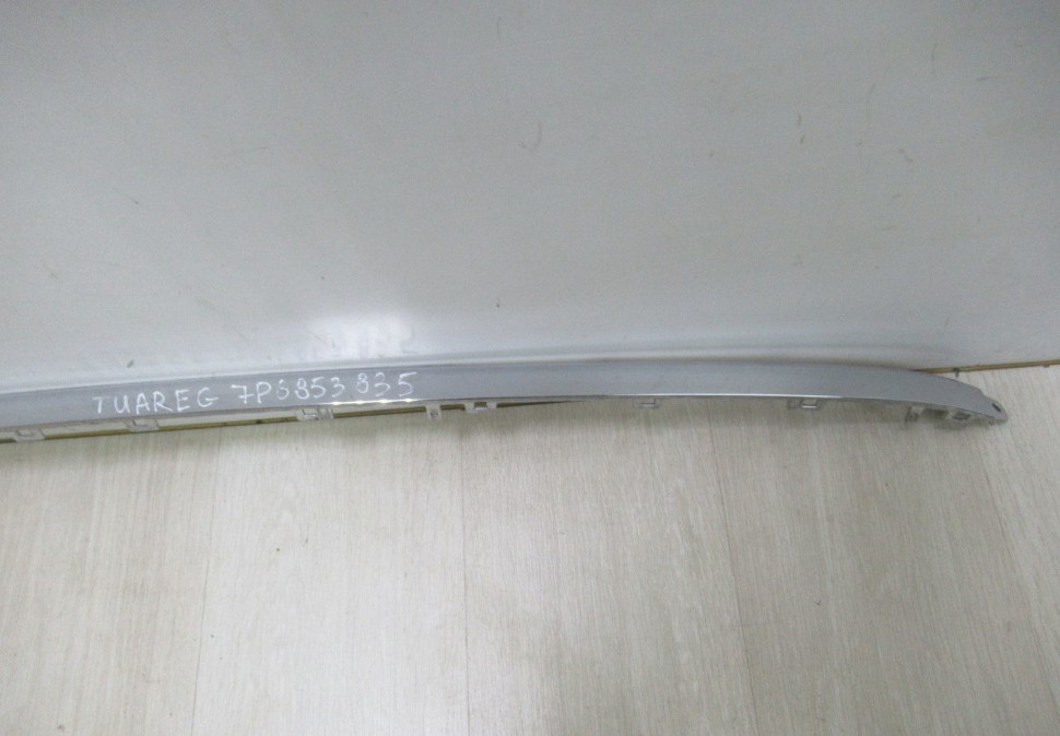 Молдинг хрома заднего бампера Volkswagen Touareg NF oem 7p6853835