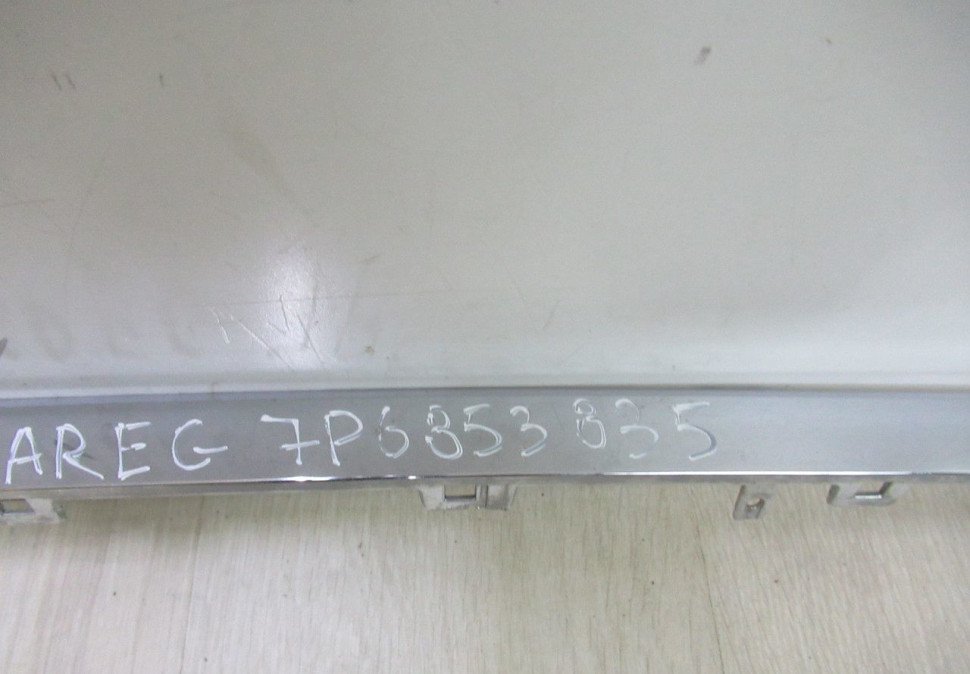 Молдинг хрома заднего бампера Volkswagen Touareg NF oem 7p6853835