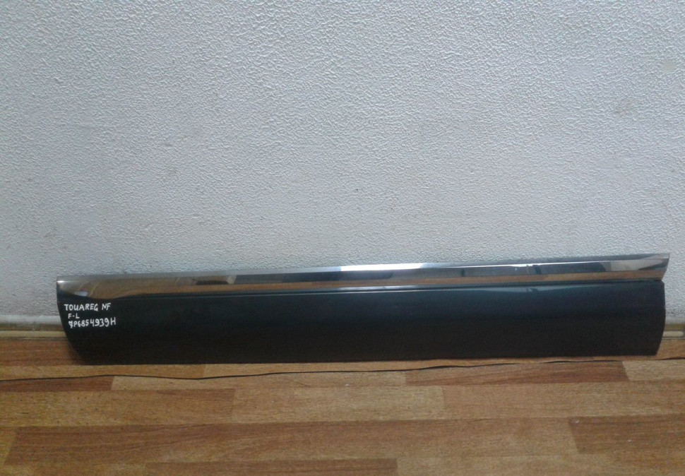Накладка (молдинг) двери передняя левая Volkswagen Touareg NF oem 7p6854939h