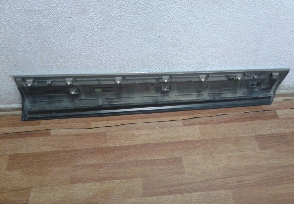 Накладка (молдинг) двери передняя левая Volkswagen Touareg NF oem 7p6854939h