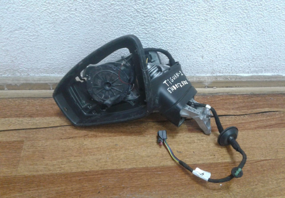 Корпус зеркала левый Volkswagen Tiguan 2 oem 5nb857501