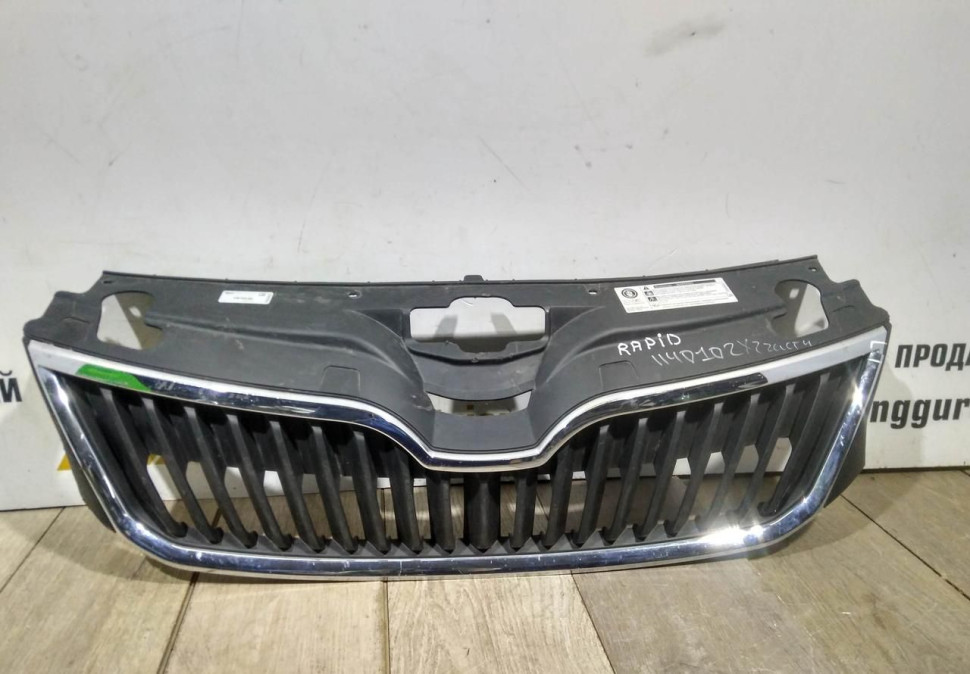 Решетка радиатора бу Skoda Rapid OEM 5JA853668