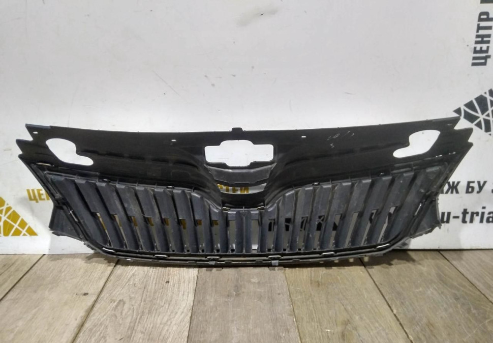 Решетка радиатора бу Skoda Rapid OEM 5JA853668