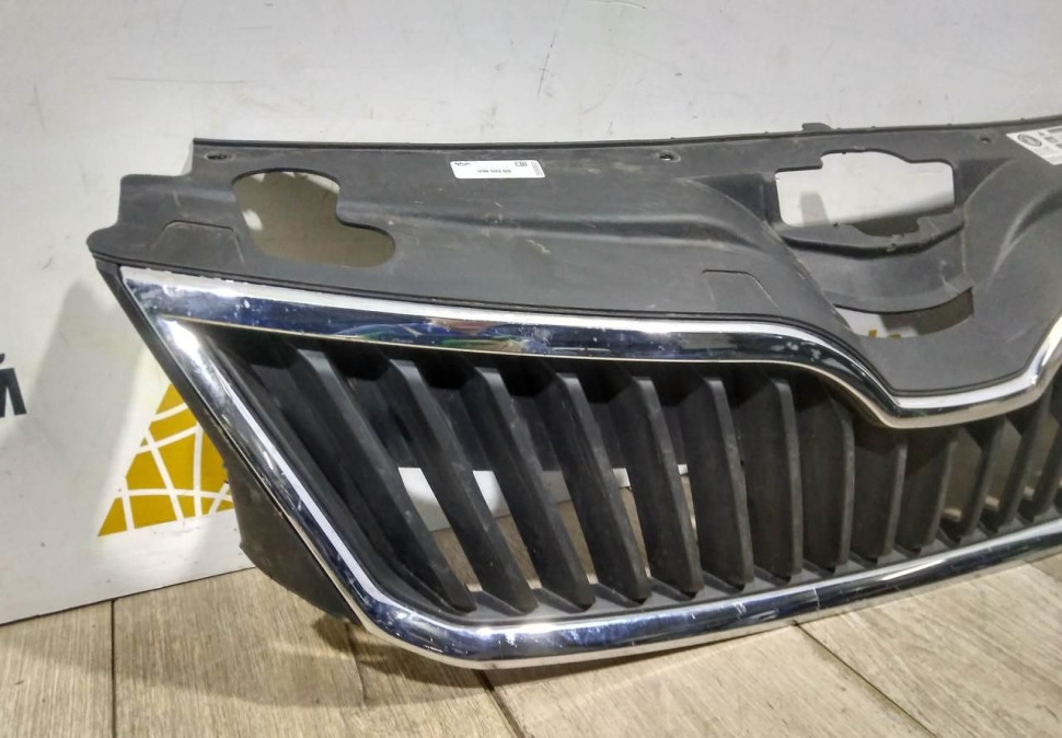 Решетка радиатора бу Skoda Rapid OEM 5JA853668