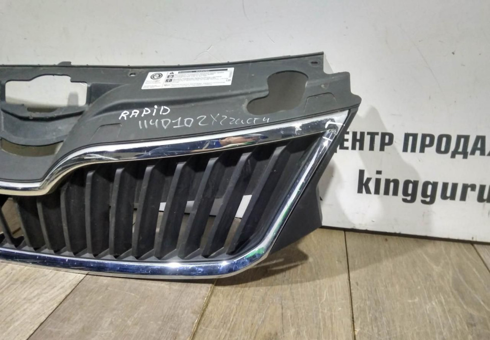 Решетка радиатора бу Skoda Rapid OEM 5JA853668