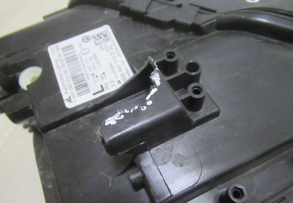 Фара левая LED Volkswagen Tiguan 2 oem 5nb941113d (сломано 2 крепления) Фара левая LED Volkswagen Tiguan 2 oem 5nb941113d (сломано 2 крепления)