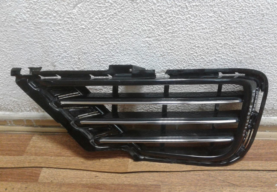 Решетка переднего бампера левая Volkswagen Touareg NF рестайл (после ремонта) oem 7p6853665