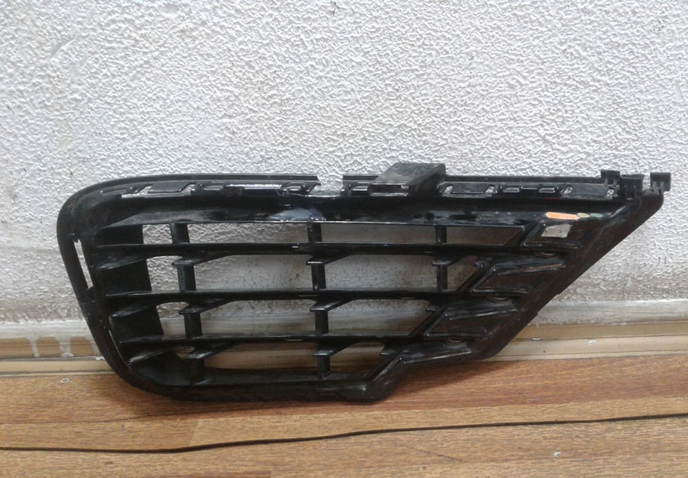 Решетка переднего бампера левая Volkswagen Touareg NF рестайл (после ремонта) oem 7p6853665