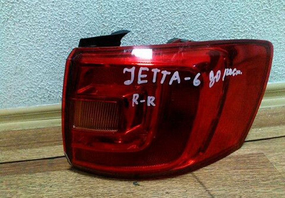 Фонарь правый Volkswagen Jetta 6 дорестайлинг скол на стекле