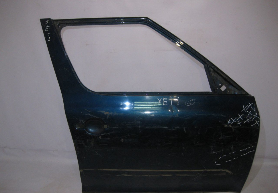 Дверь передняя правая Skoda Yeti (вмятины) (скл-3)