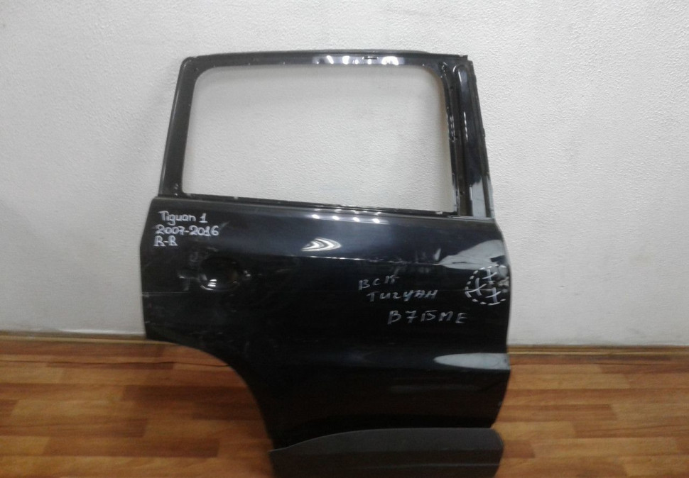 Дверь задняя правая с молдингом Volkswagen Tiguan (07-16) (вмятина)