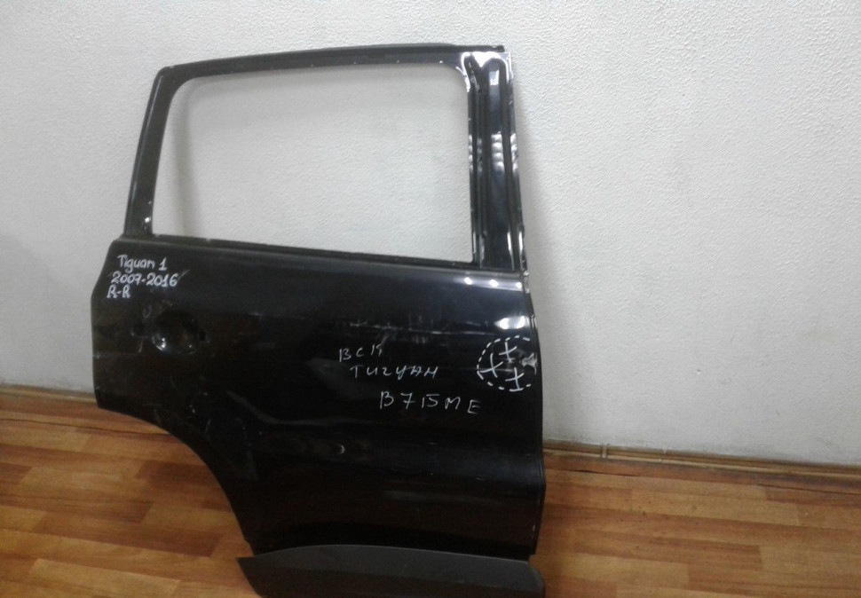 Дверь задняя правая с молдингом Volkswagen Tiguan (07-16) (вмятина) Дверь задняя правая с молдингом Volkswagen Tiguan (07-16) (вмятина)