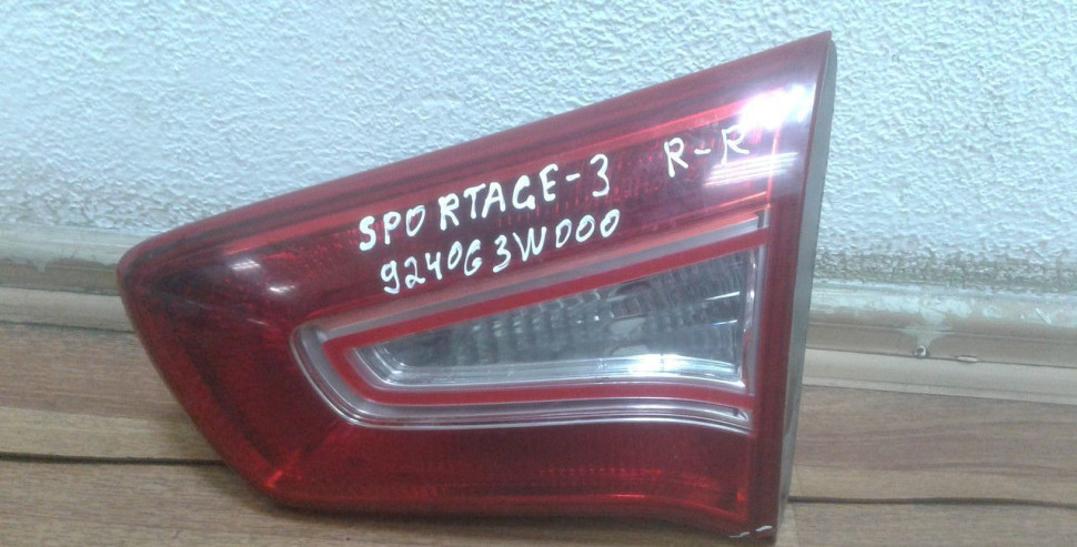 Фонарь правый внутренний Kia Sportage 3 oem 924063w000 (скол)