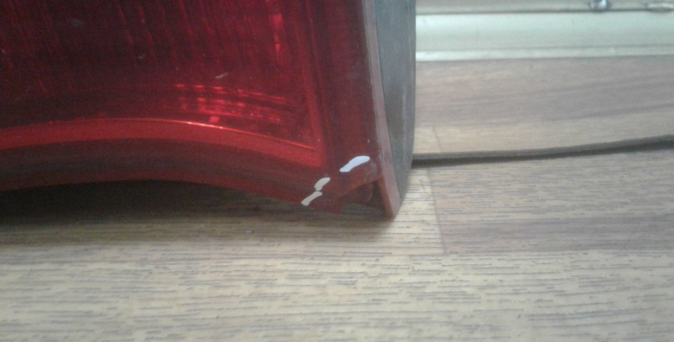 Фонарь правый внутренний Kia Sportage 3 oem 924063w000 (скол)