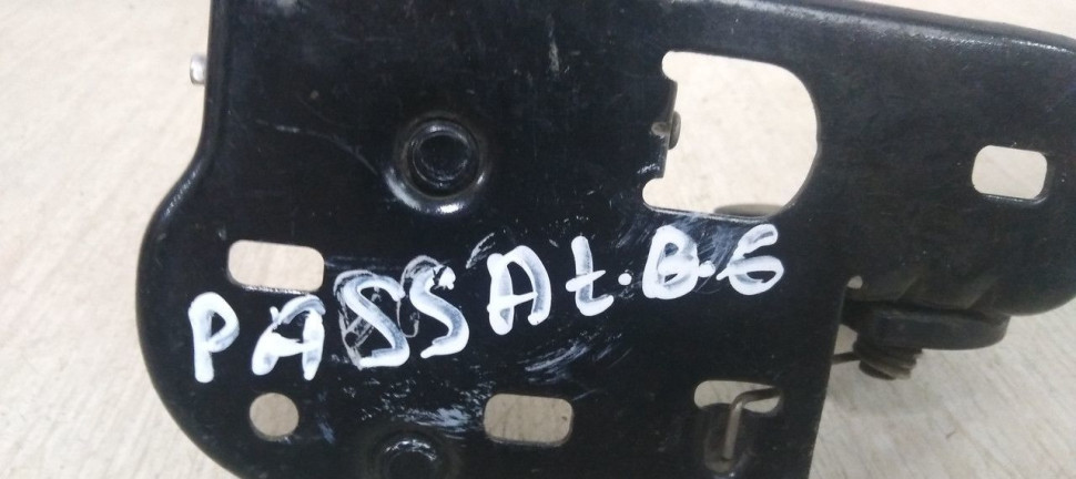 Замок капота Volkswagen Passat B6 oem 3C0823480 Замок капота Volkswagen Passat B6 oem 3C0823480
