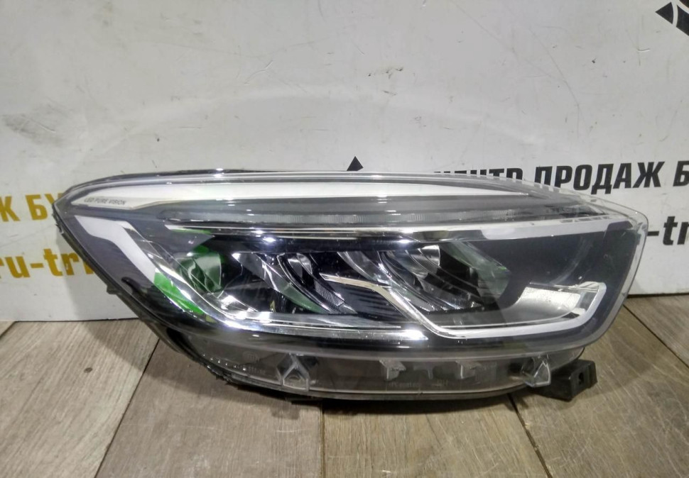 Фара ЛЭД LED правая бу Renault Kaptur OEM 260106736R