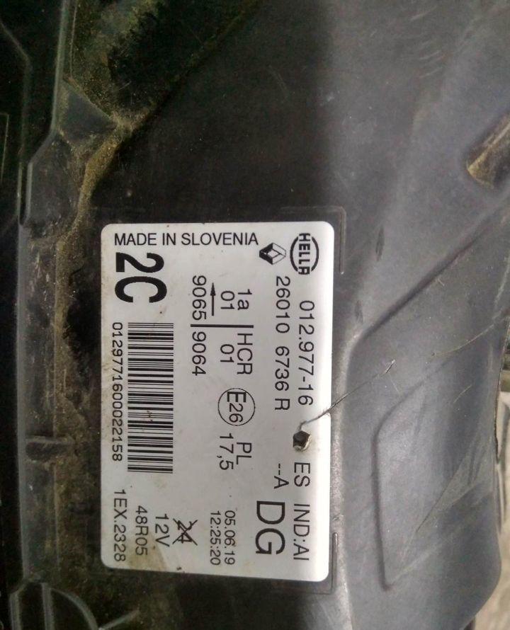 Фара ЛЭД LED правая бу Renault Kaptur OEM 260106736R