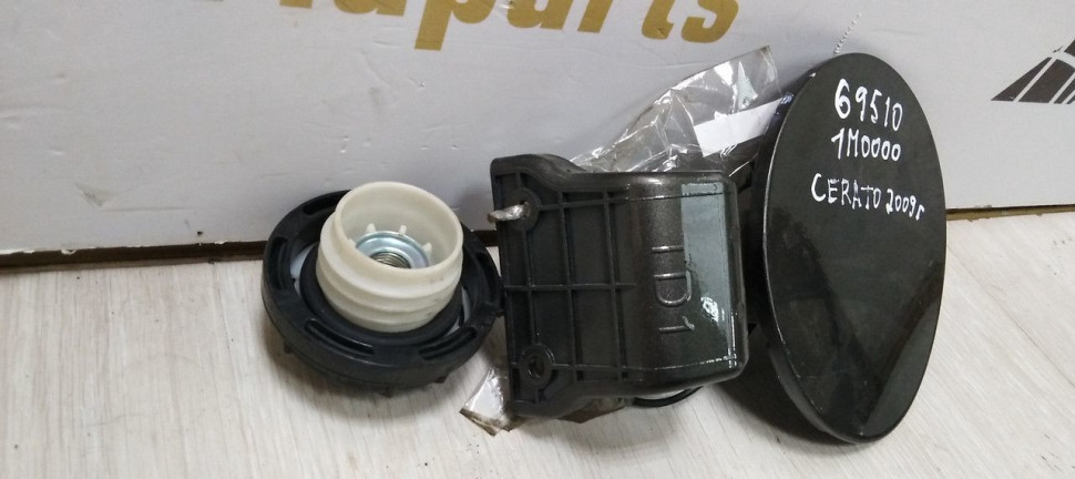 Лючок бензобака Kia Cerato 2 08-13 oem 695101M000 Лючок бензобака Kia Cerato 2 08-13 oem 695101M000
