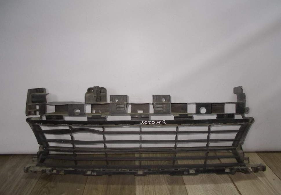 Решетка переднего бампера бу Renault Logan 2 OEM 622542439R